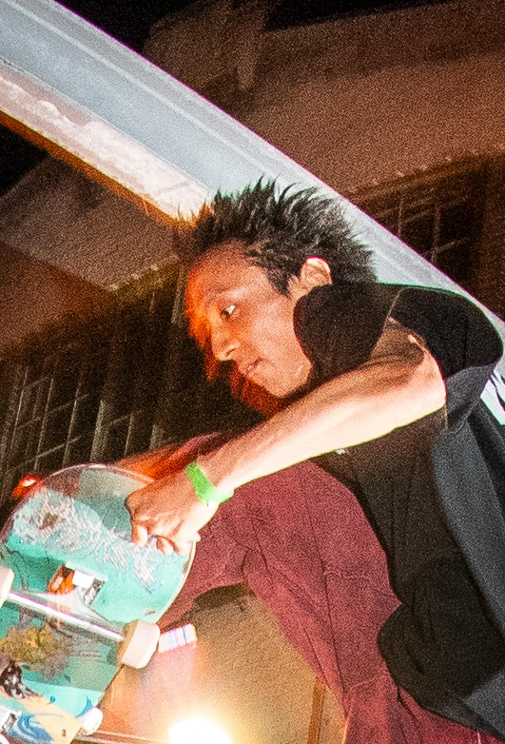 Detail: Takeshi's face is illuminated by the flames. It is no longer the face he had when he was a kid. / 炎に照らし出されるタケシの顔。幼かったあの頃のツラでは、もはやない。