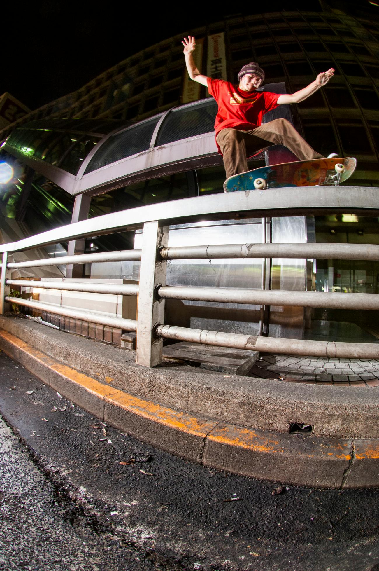 Frontside 5-0 / 2007 写真データに記録された日時は2007年8月20日 午前3:39。新宿駅前のタクシー乗り場の太いレールです。排水溝から汚水の匂いが立ち込めるダーティスポットでした。この深夜の写真は、後日サムライマガジンに掲載されて記事の中で「手間暇かけて撮影された写真」と書いてくれて、編集者のKE氏にほっこりさせられた記憶があります。