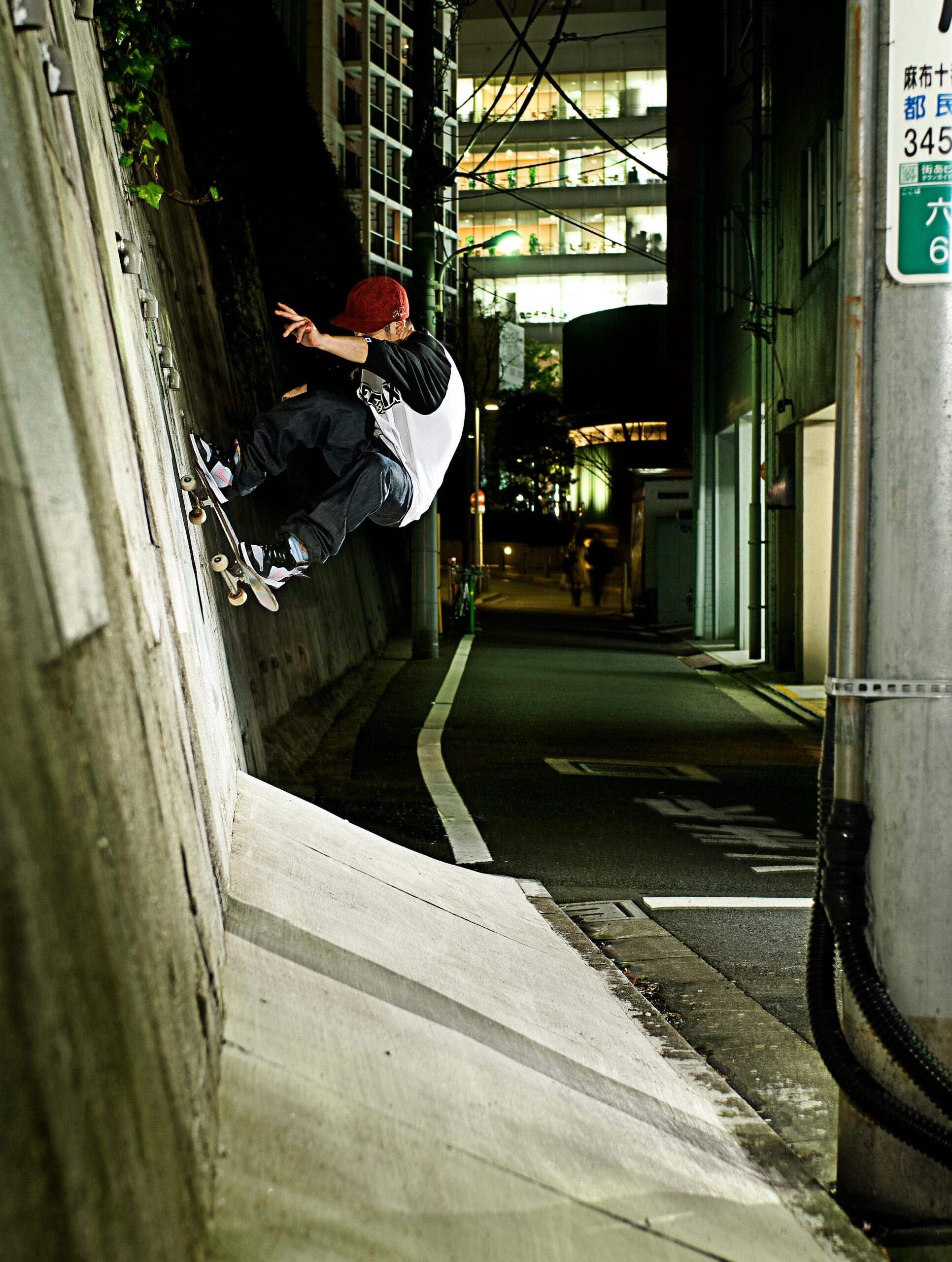 SHINGO IWASAKI, OLLIE TO FRONTSIDE WALLRIDE, AZABU TOKYO