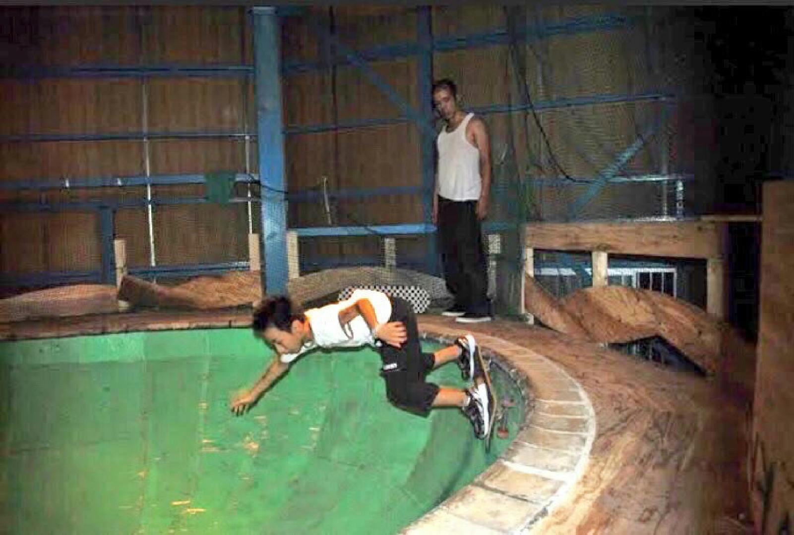 Backside grind. A photo that exudes the DIY spirit of FUZZENA Park. Takeshi naturally blends in this situation. / バックサイドグラインド。FUZZENAパークのDIYスピリッツが滲み出るような一枚。その状況に自然と溶け込むタケシ。