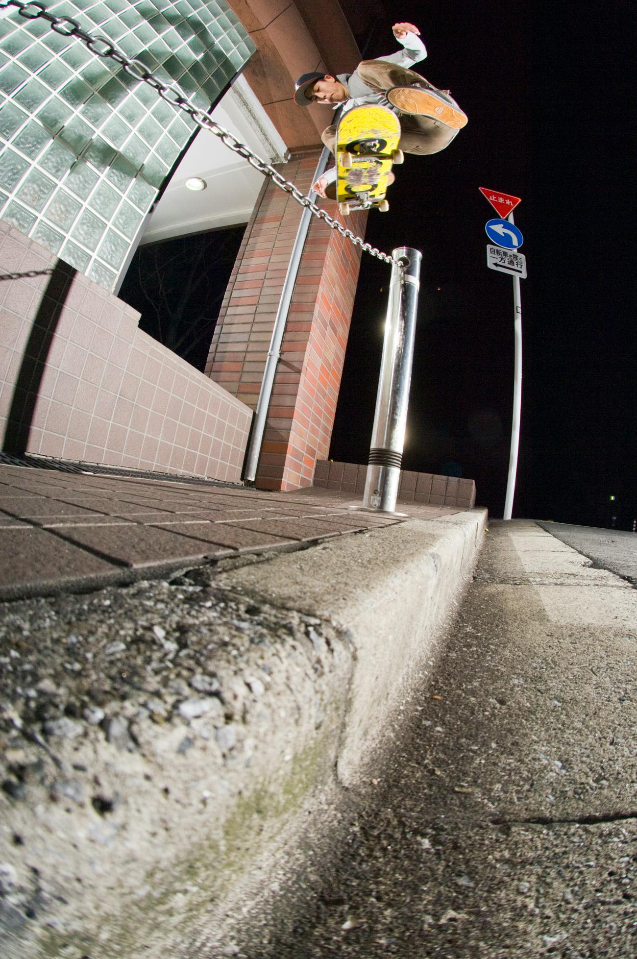 BACKSIDE 180 KICKFLIP/ 都内　　　Hidden Champin誌でのスケート特集内の写真。都内を徘徊して見つけたランダムスポットに柔軟に合わせていく対応力。当時サポートされていたENJOIの原色ボードが際立ちます。
