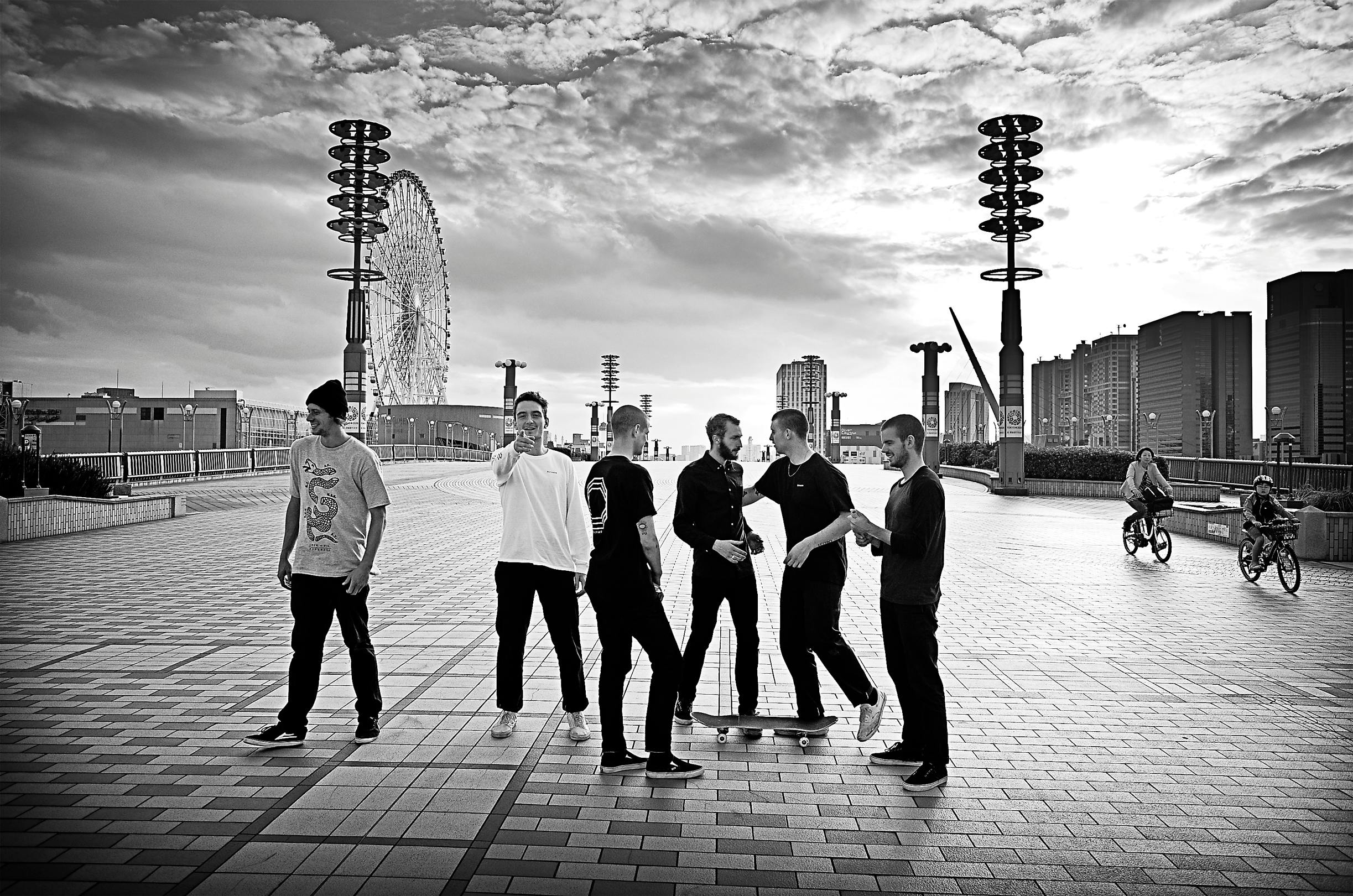 お台場でのグループショット。まとまりがないこともまた、良いことだ。Group shot in Odaiba. The lack of cohesiveness is also a good thing. 
