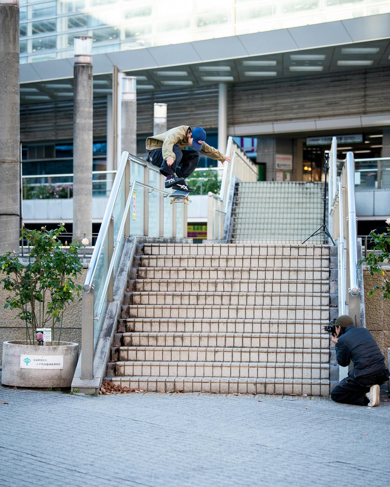 From another angle. Beautifull heelflip he has. Please share us....