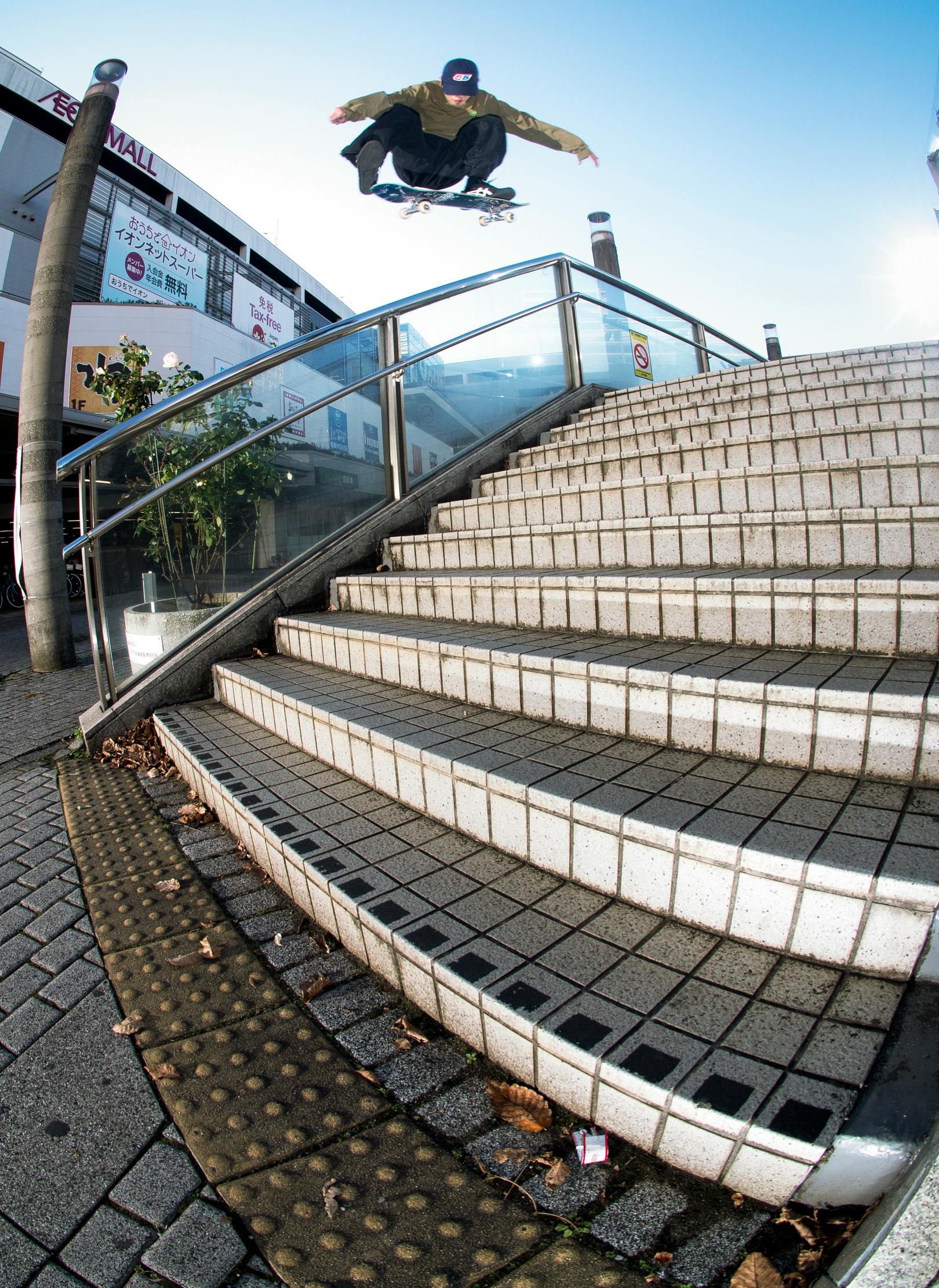 Heelflip, Chiba 2024 本誌写真セクション Pack of Lies に掲載された11段ステアでのヒールフリップ。星那のGO TO トリックだけあって数発のうちにメイクした。フォトグラファー はLEO ICHIKAWA。ビデオでは次のトリックもあるので乞うご期待。Heelflip down 11-stairs featured in the magazine's photo section. Sena’s go-to trick, he landed it within a few tries. The photographer is LEO ICHIKAWA. Stay tuned for the next trick in the video.