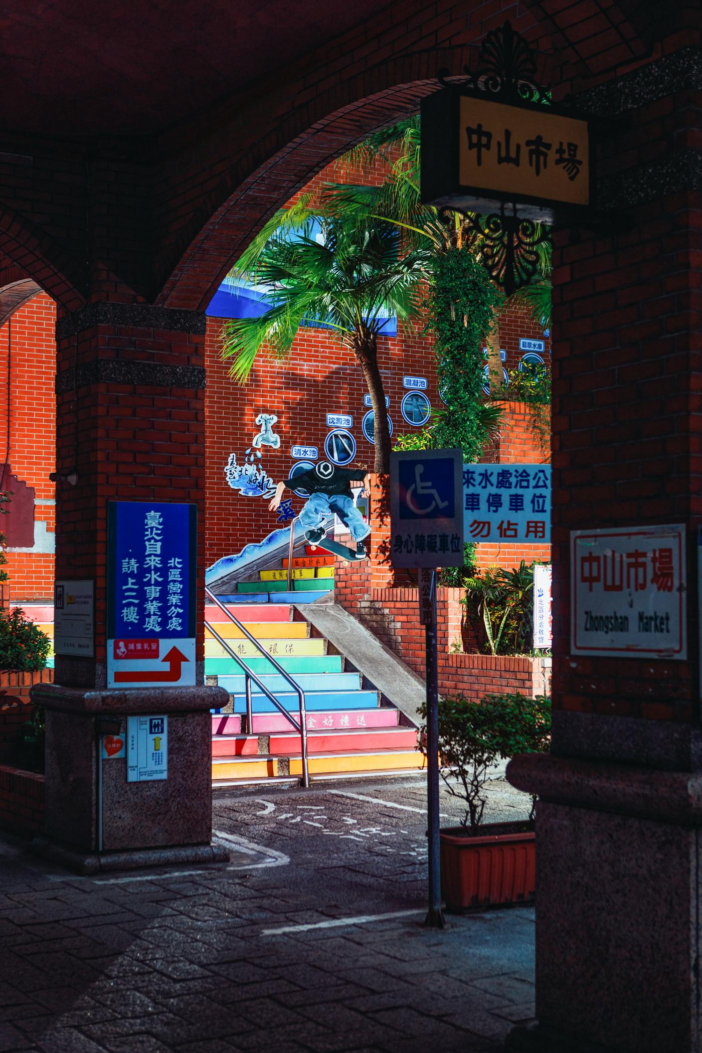 WALLRIDE NOLLIE INTO BANK/  The shot in Taiwan trip with homies 2023. Photo by Kenji Haruta.