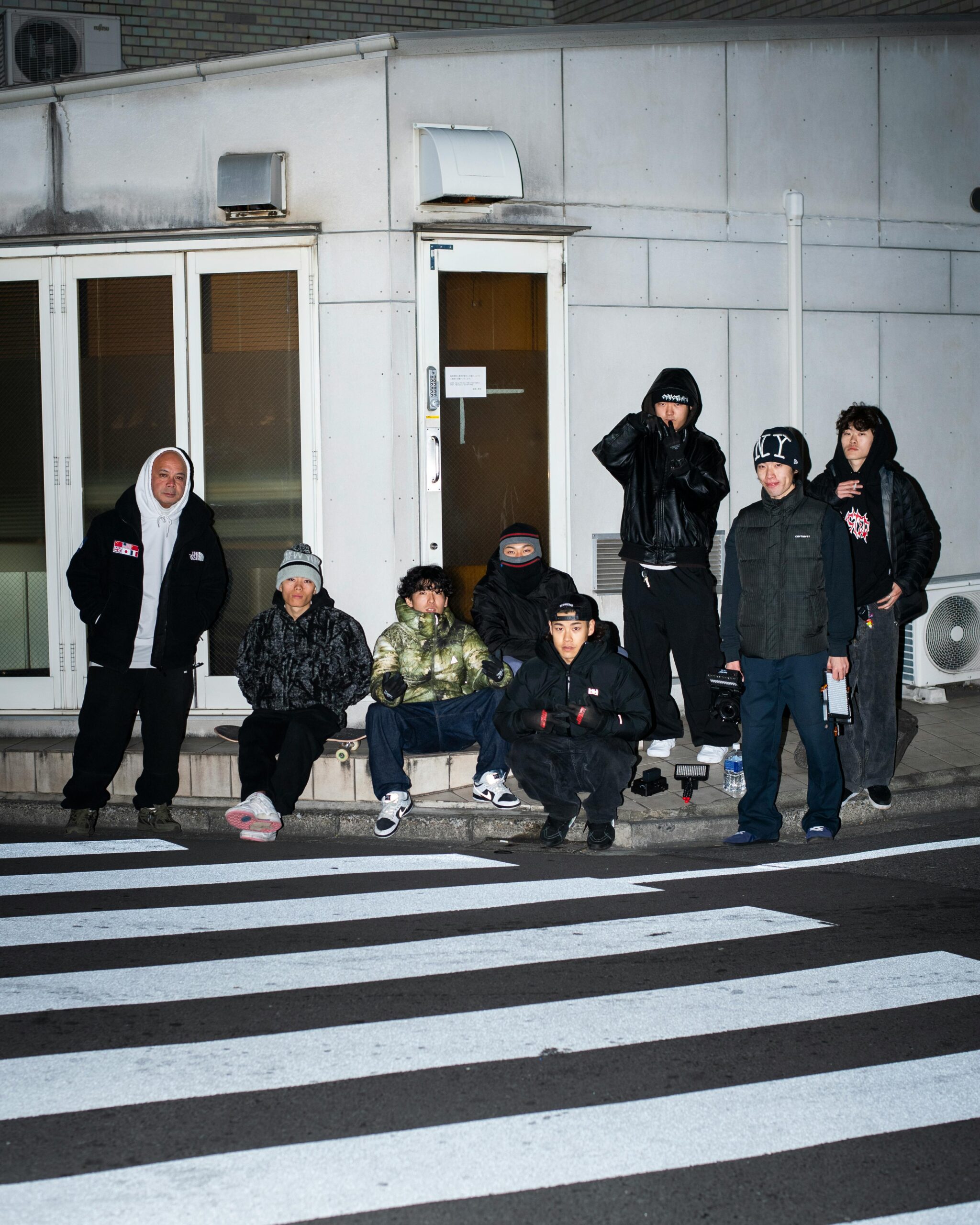 Newside クルー+1。2023年の大晦日のナイトミッション、ニンジャスタイル。Newside crew +1. Midnight Ninjas in new year's eve 2023. / Photo by Iseki