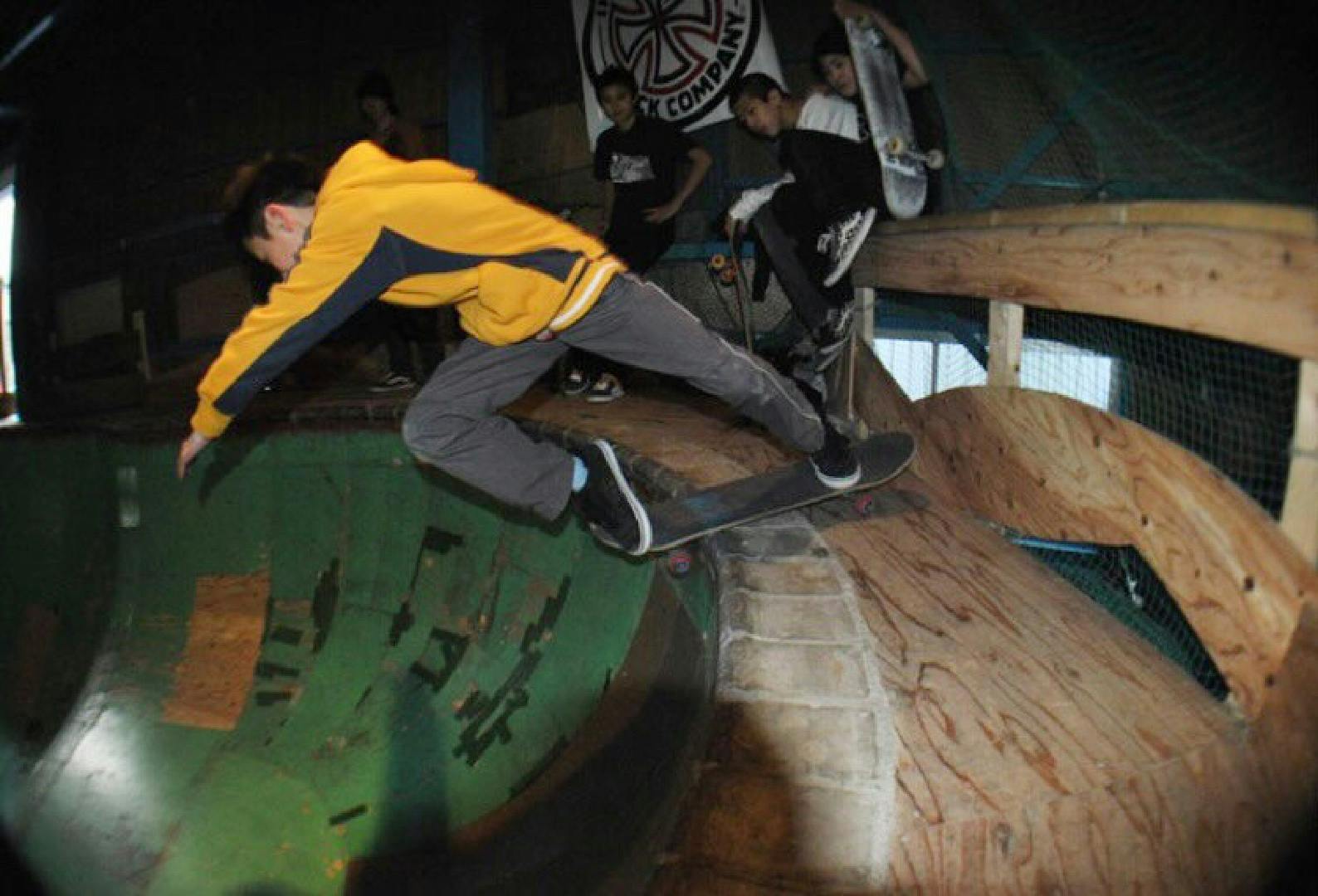 Rockn'roll. These photos of past skaters themselves are a great way to look back on their own roots. What they were wearing, who they were skating with, and where they skated. Do you have any photos like this?/ ロックンロールと仲間たち。こういった過去のスケーター自身の写真は、当時の服装やスケート仲間やスポットについて振り返る素晴らしい材料になる。あなたにも、こういった写真があるのではないでしょうか?