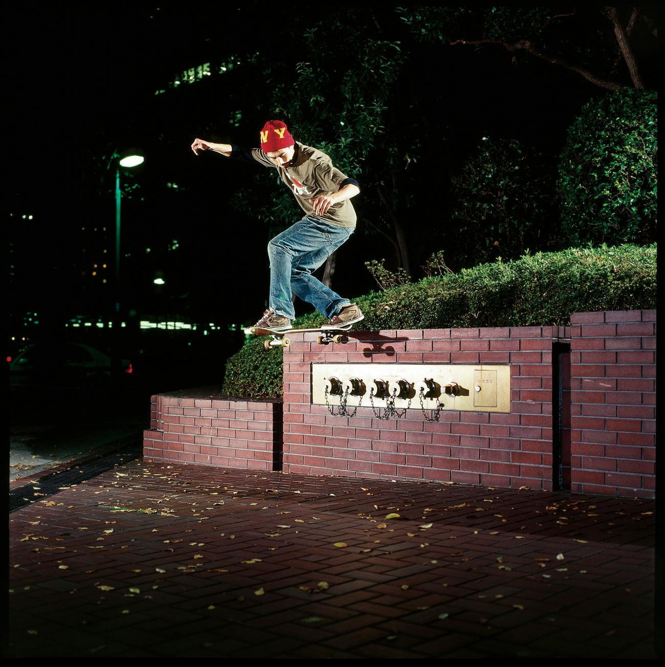Backside Tailslide/ 2007 新宿　　2007年はヒロキとのファーストコンタクト以来、ものすごい勢いで撮影に出かけたようです。こちらも同年10月の撮影、新宿某所の消火栓レッジ。いろんな意味で激ムズの難攻不落スポット。撮影後すぐに写真掲載のオファーがあり、Sb skateboard jouarnal 2008年冬号に掲載された。