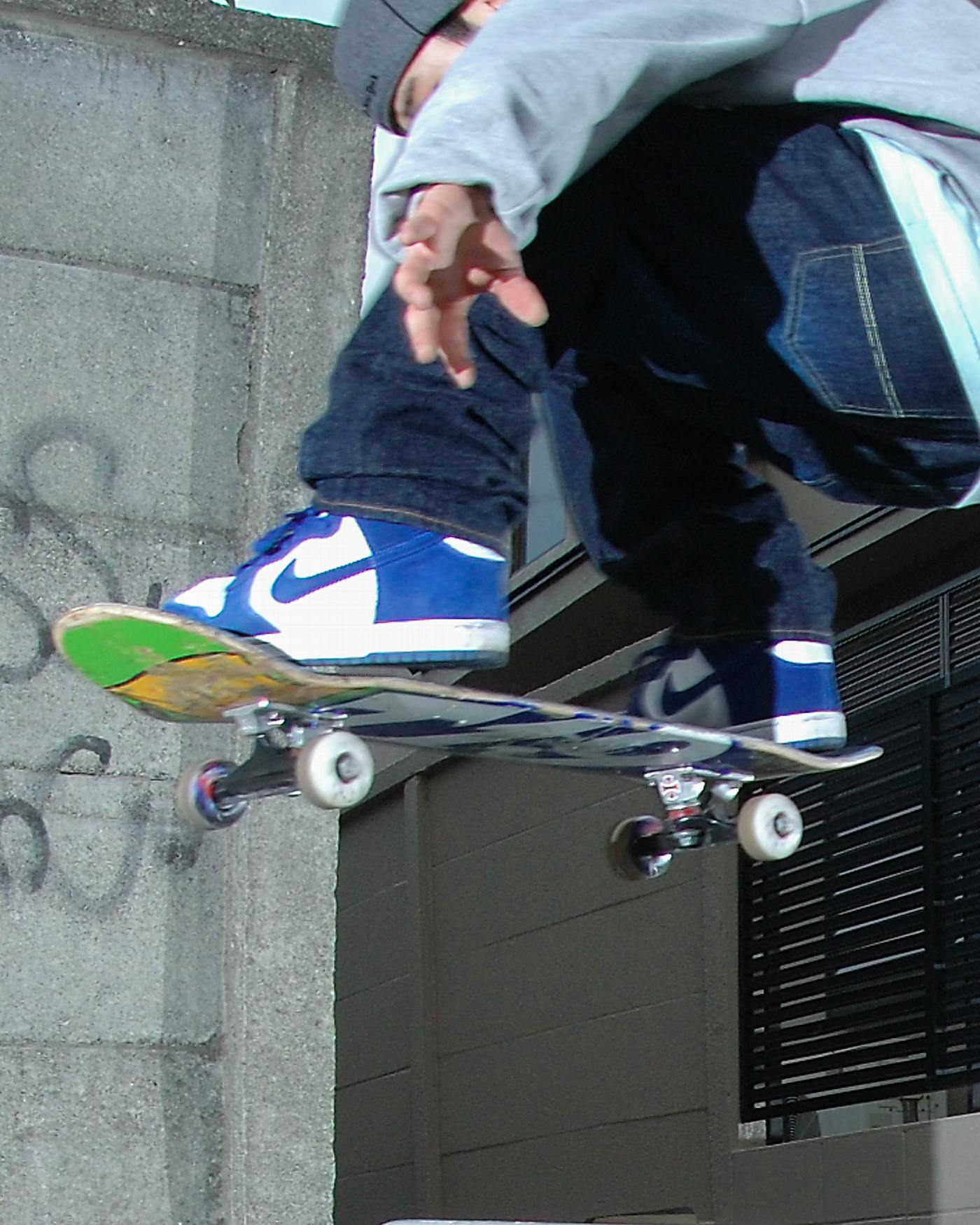 CLOSE UP